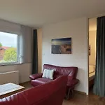 بيت للعطل Mit Garten In *